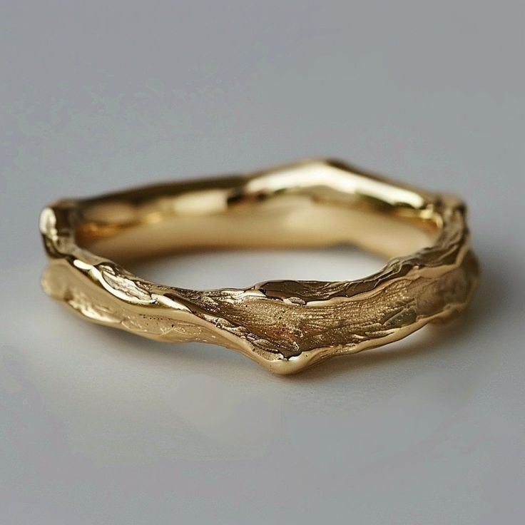 Anello Martellato Dorato™ – Stile Vintage