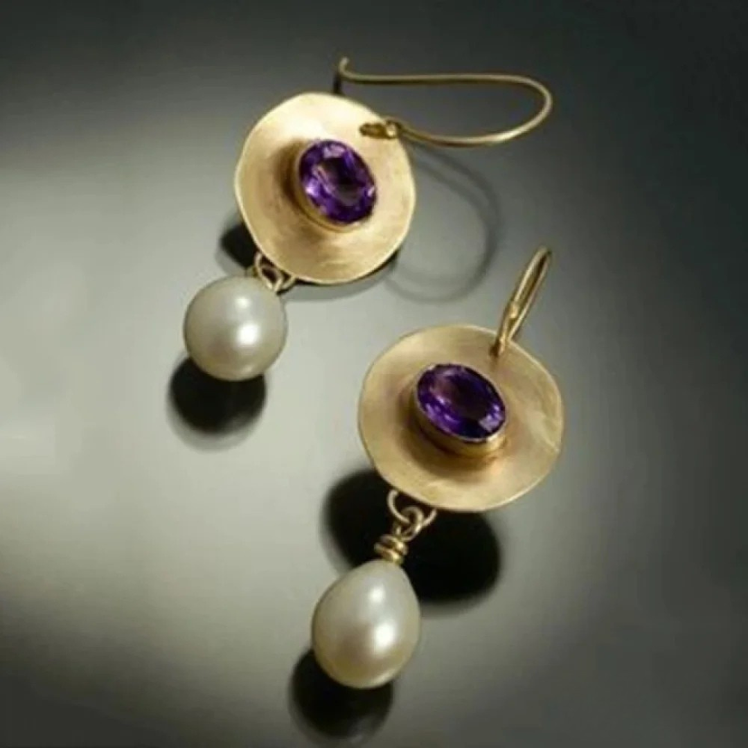 Orecchini in oro con zirconi viola e perla