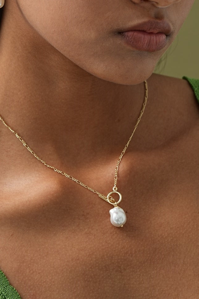 Collana Elegante con Perla Dorata