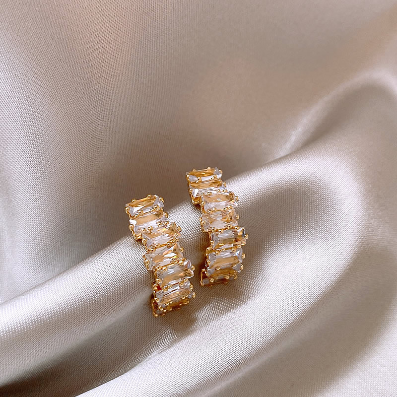 Orecchini eleganti in oro con zirconi brillanti