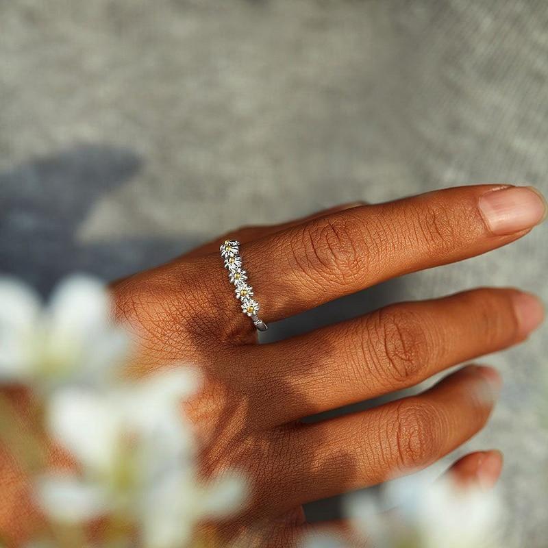 Anello Margherita – Argento e Dolcezza Dipinta