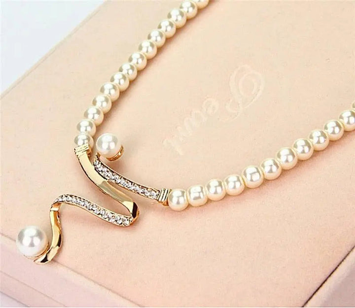 Set collana e orecchini con perle naturali