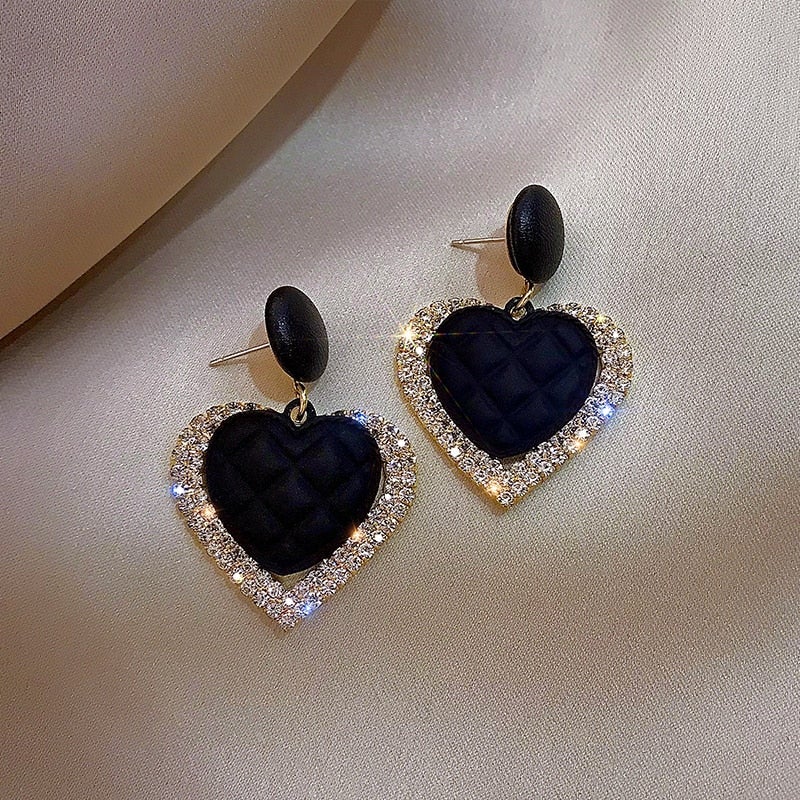 Orecchini a cuore nero in oro