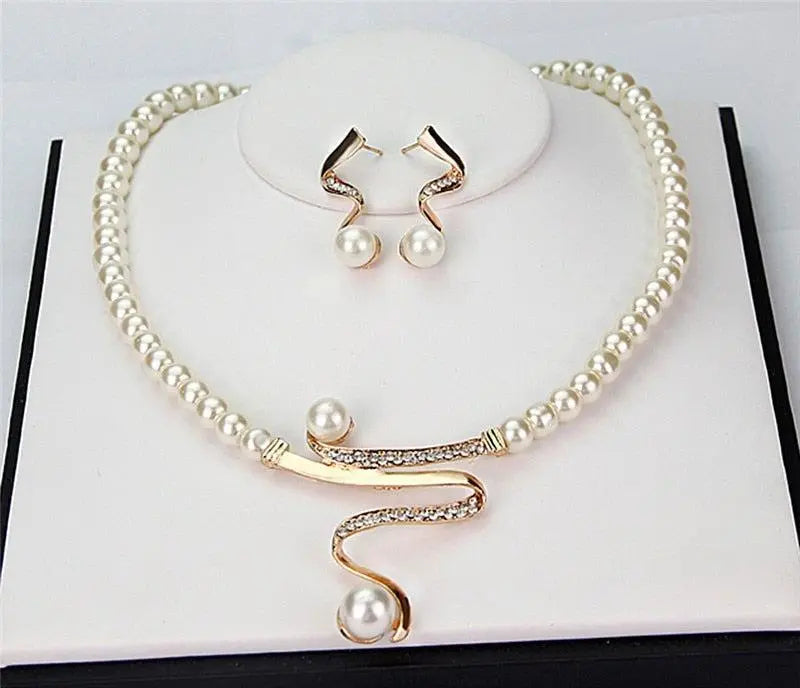 Set collana e orecchini con perle naturali