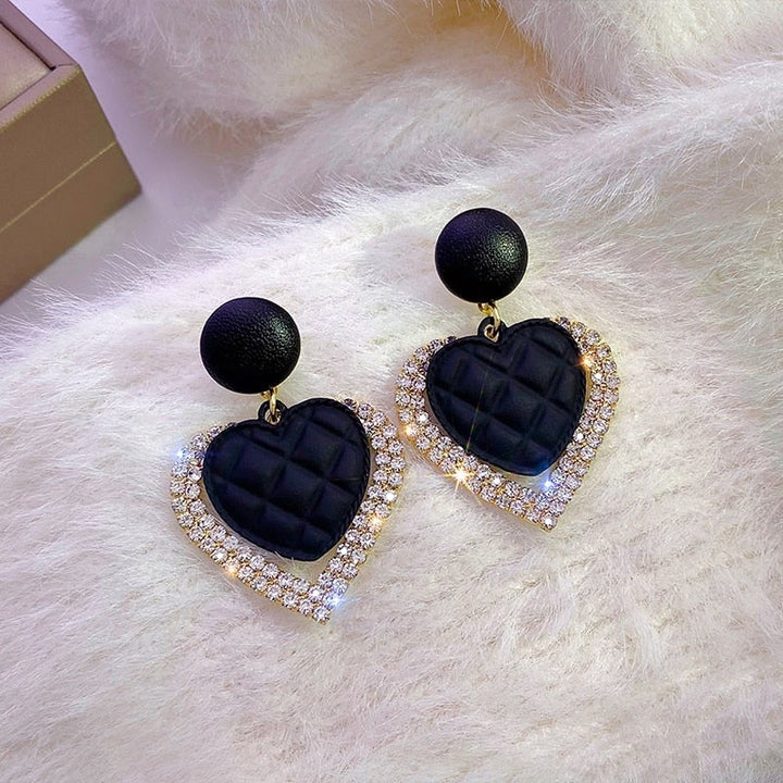 Orecchini a cuore nero in oro