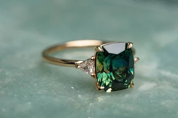 Anello in Oro con Pietra Ispirazione Vintage