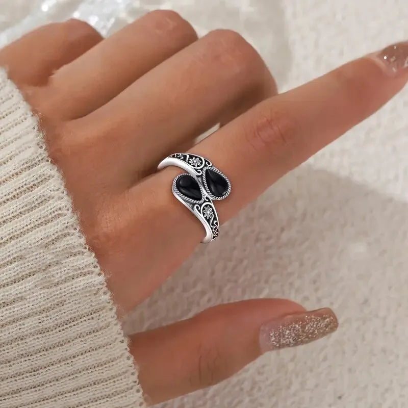 Anello Elegante con Fiore in Pietra di Luna
