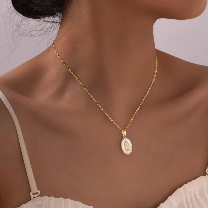 Collana con Medaglia Ovale della Vergine in Oro