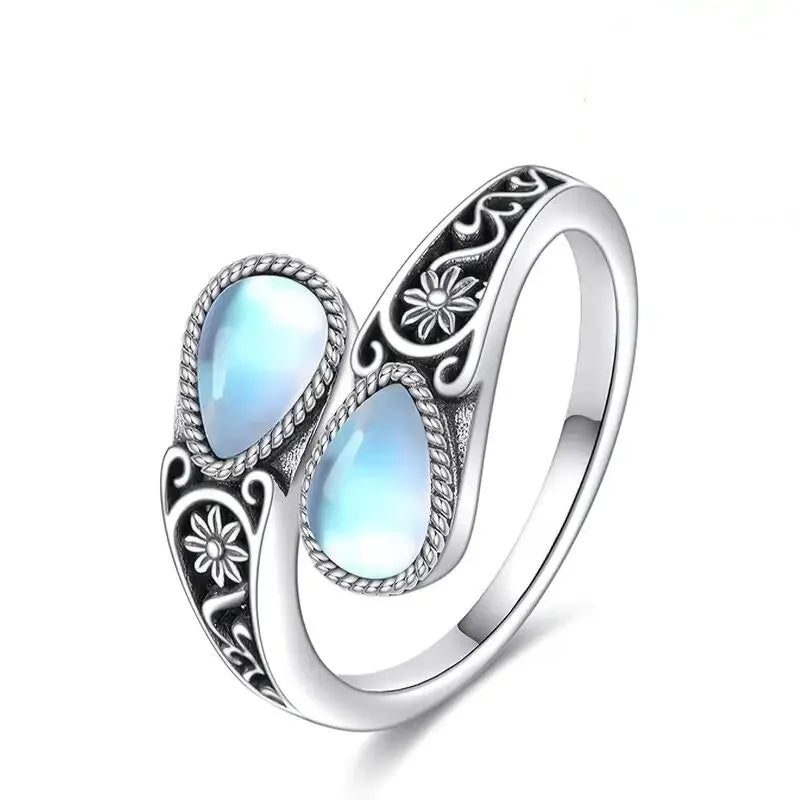 Anello Elegante con Fiore in Pietra di Luna