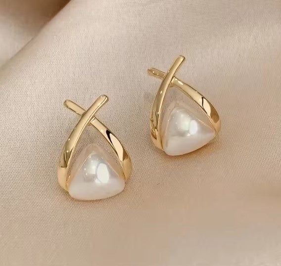 Orecchini vintage a goccia con perla, croce e triangolo