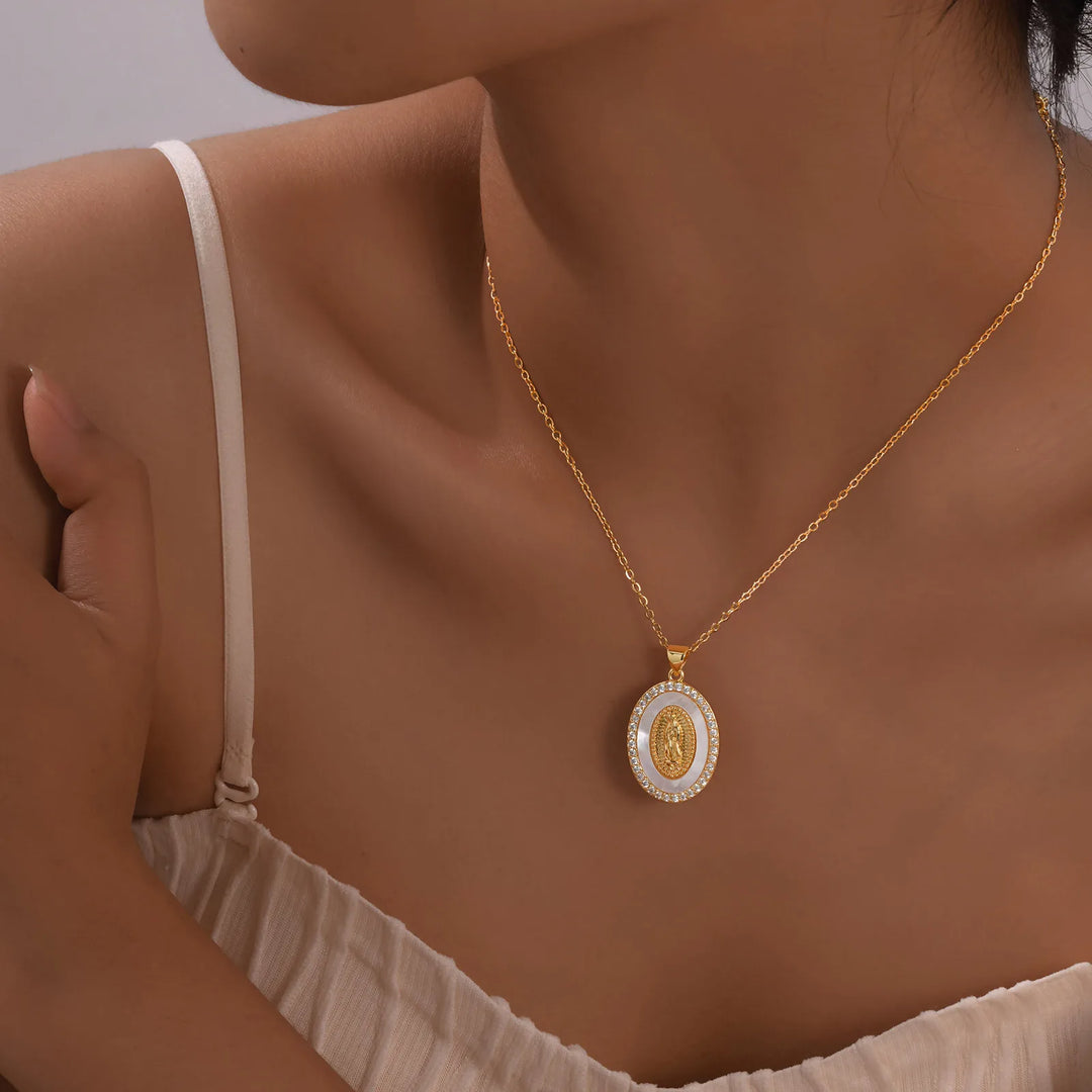 Collana con Medaglia Ovale della Vergine in Oro