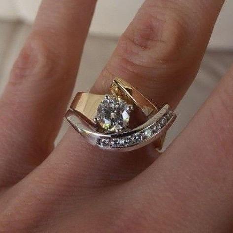 Anello Fusione Dorata™ – Forma Libera e Luce