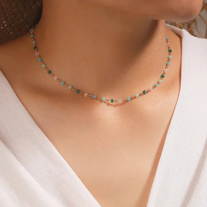 Collana Placcata Oro con Dettagli Multicolori a Ciottolo