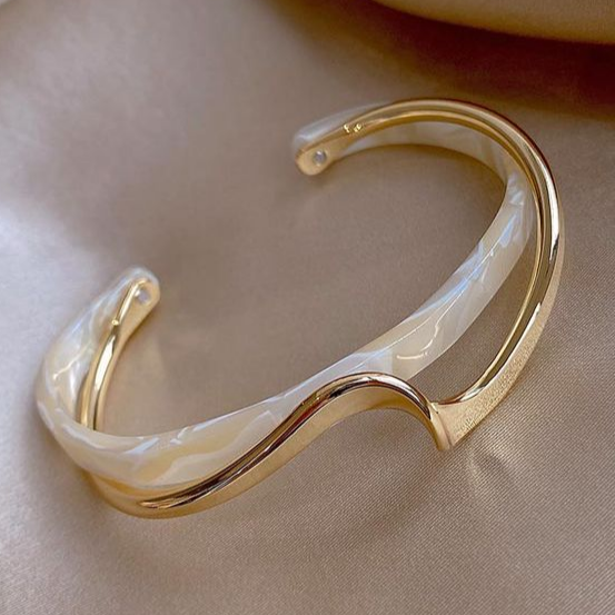 Adriana – Bracciale elegante con opale bianco e placcatura oro