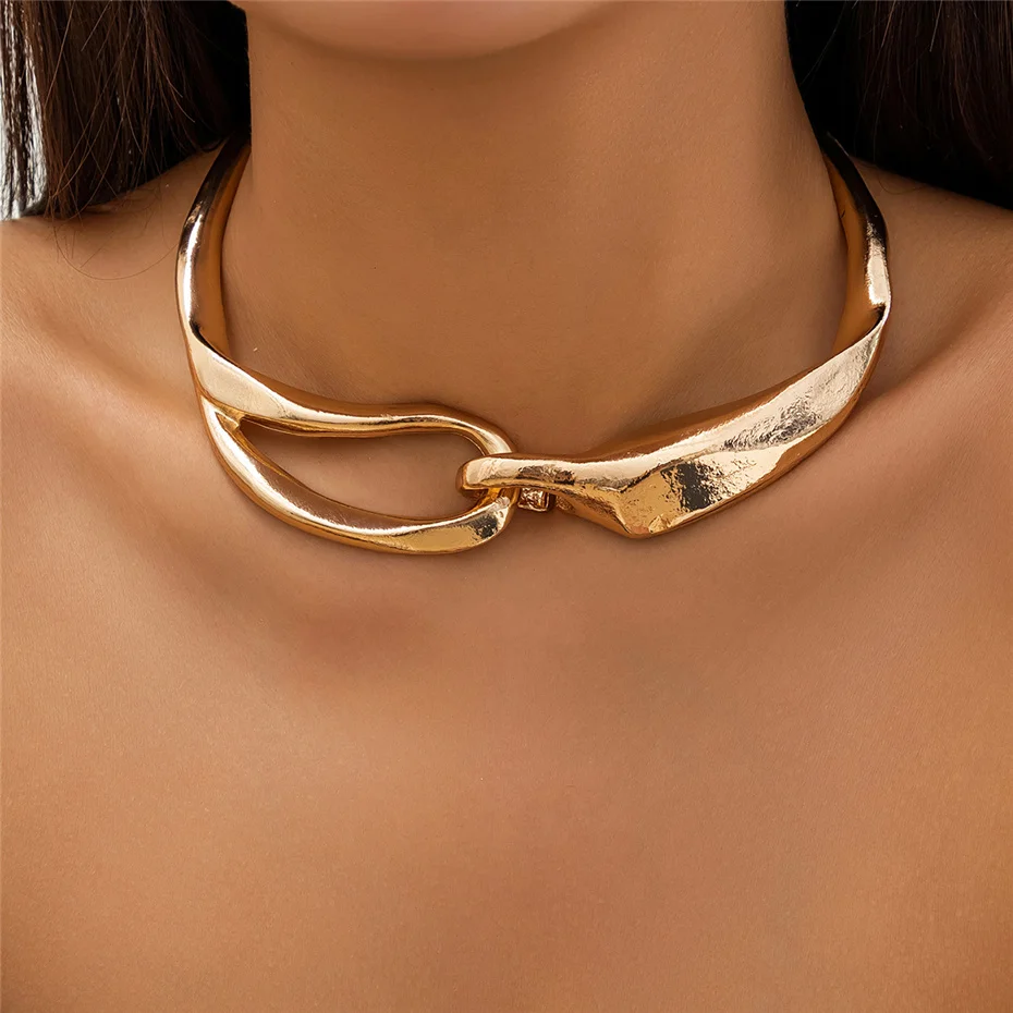 Collana in oro dalla texture decisa