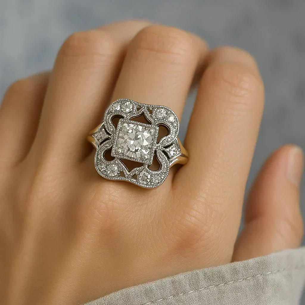 Anello Classico in Oro con Zirconi Vintage