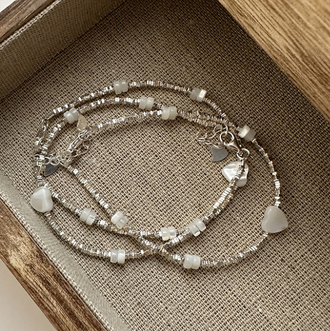 Collezione di bracciali vintage classici con perle