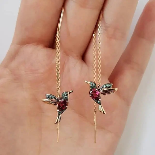Orecchini a filo con colibrì in oro e cristalli