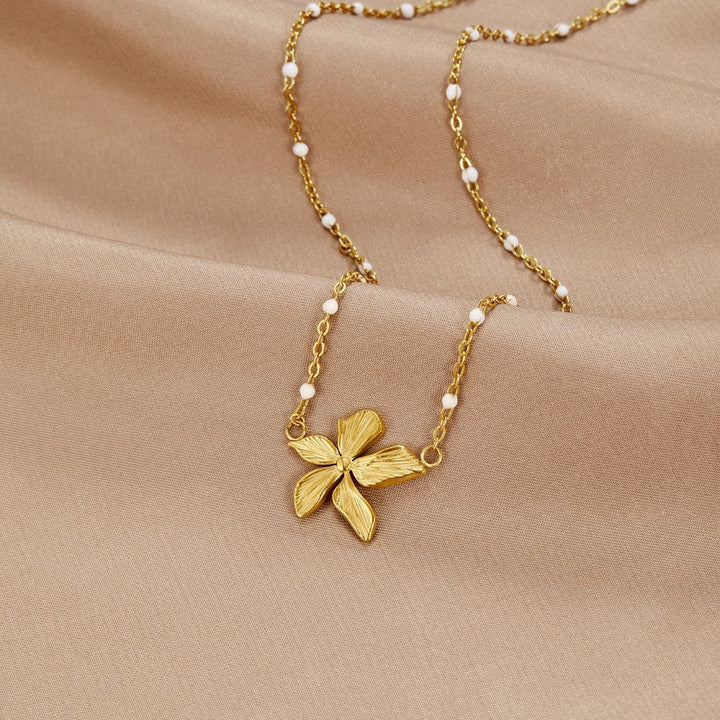 Collana Elegante con Fiore in Oro